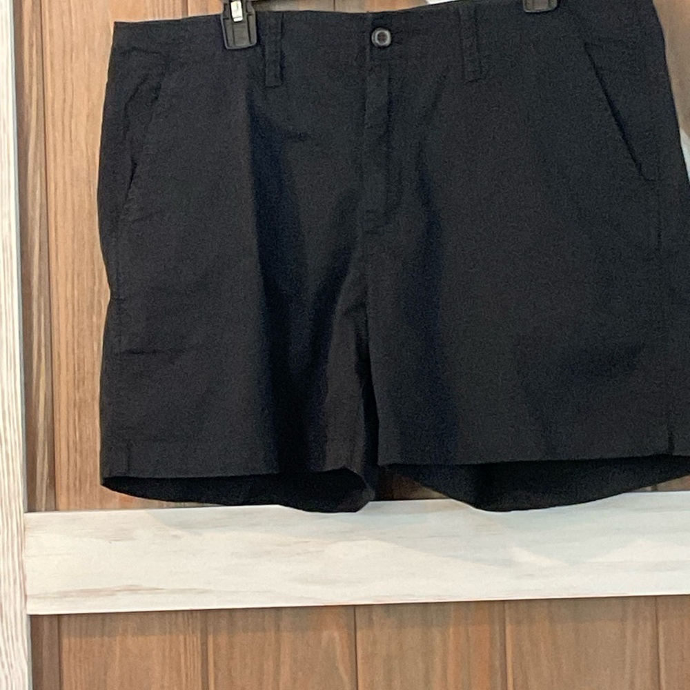 Gap Mid-rise Women’s Black Shorts.  SIZE 14 NWT - Picture 2 of 5